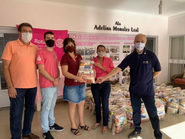 Rotaract e Rotary Clube Três Lagoas doam 85 cestas básicas para Rede Feminina
