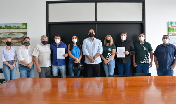 Prefeito entrega termos de doações para mais duas empresas se instalarem no 2º Distrito Industrial de Birigui