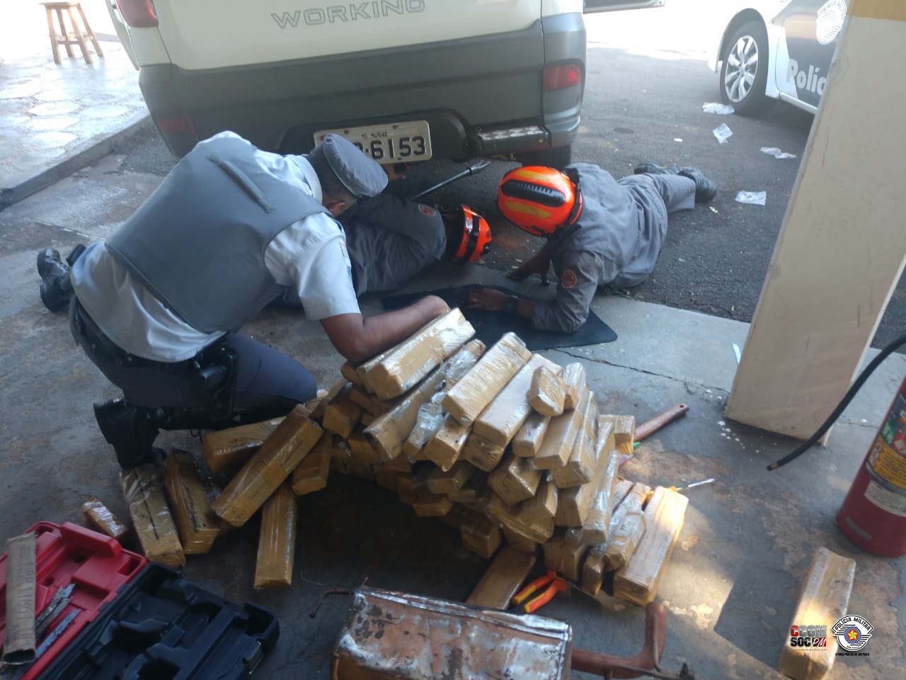 Em Andradina caminhão da Elektro afunda no bairro Gasparelli