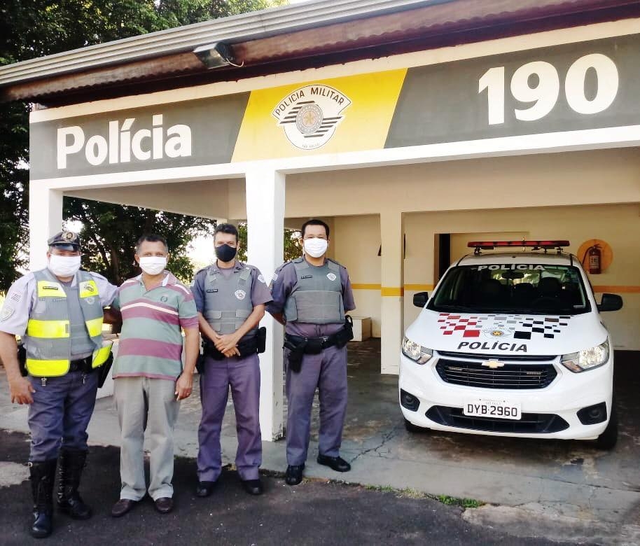 Padre e PMs de Murutinga entregam máscaras para Base da Polícia Rodoviária de Andradina