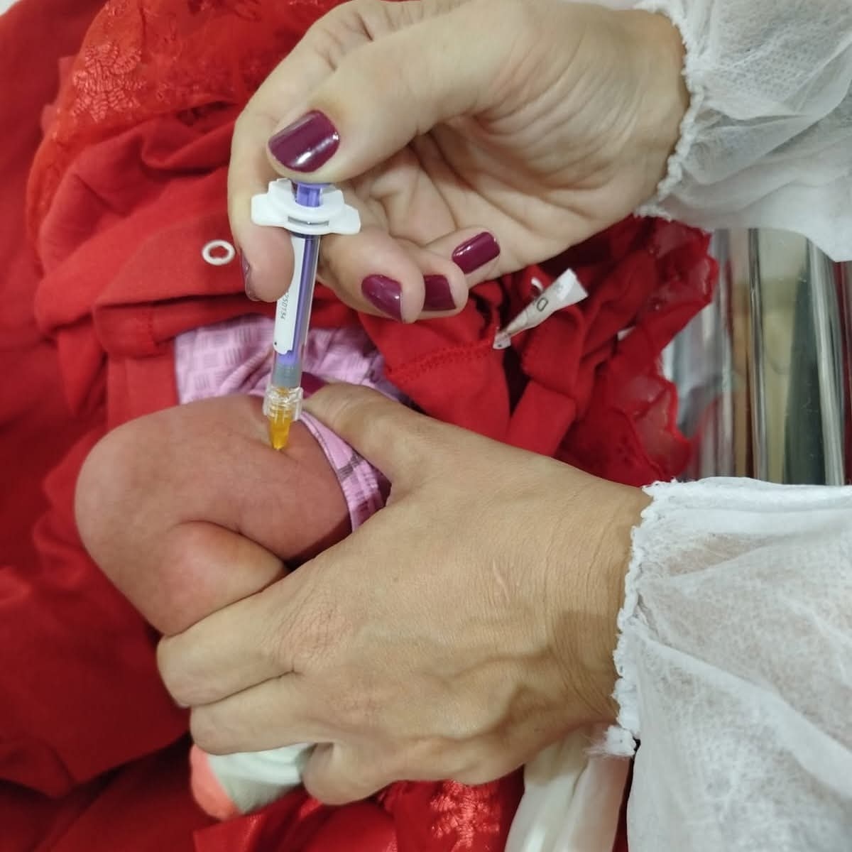 Hospital Auxiliadora de Três Lagoas faz a primeira aplicação do nirsevimabe, marcando o início da imunização de bebês