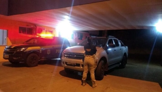 Polícia Rodoviária Federal de Água Clara apreende 3 kg de cocaína e caminhonete furtada com casal