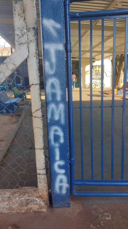 Vândalos fazem pichação em escolinha da Praça João Leite em Andradina