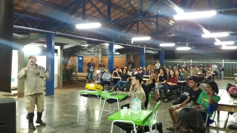 Emprega Andradina tem vaga auxiliar administrativo, carregamento e limpeza, operador de máquina pesada e outras funções