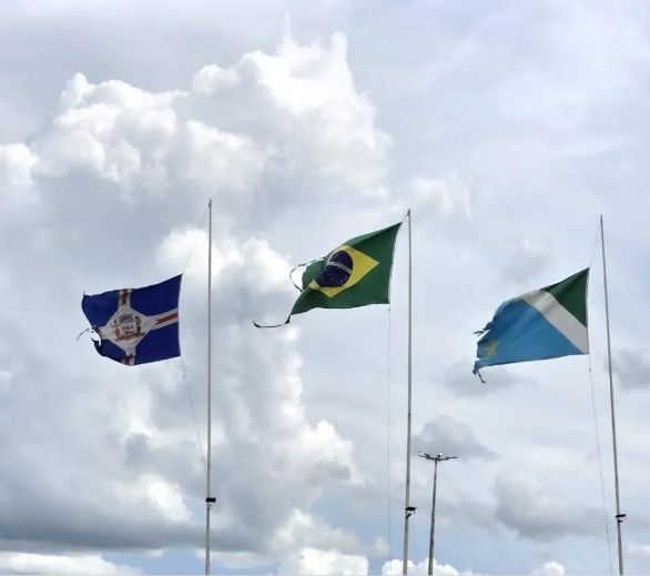 Bandeiras rasgadas na entrada de Três Lagoas expõem descaso da administração com símbolos oficiais