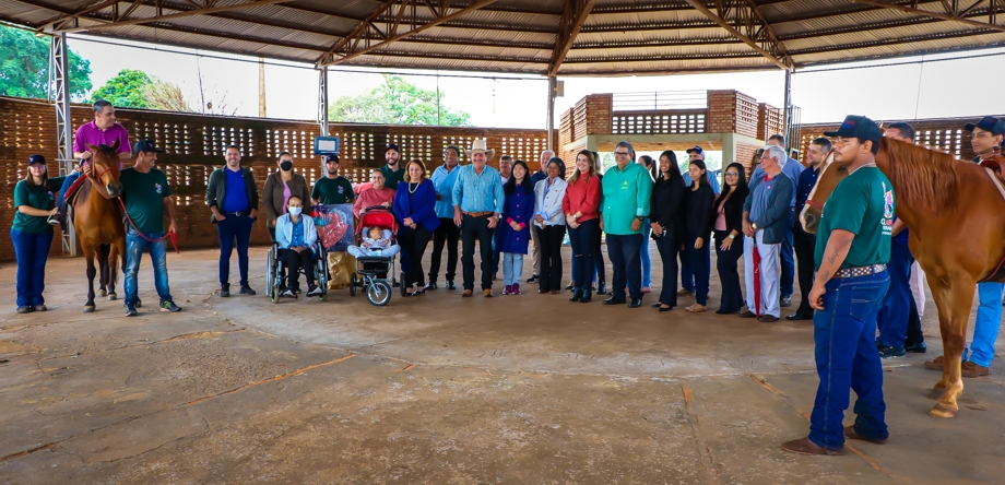Prefeito de Três Lagoas visita recinto onde pacientes fazem Equoterapia pelo SUS