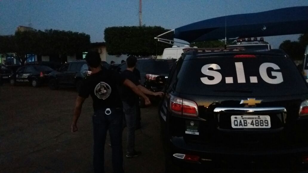 Papai Noel chegou de helicóptero no Shopping de Andradina e deixou a criançada feliz