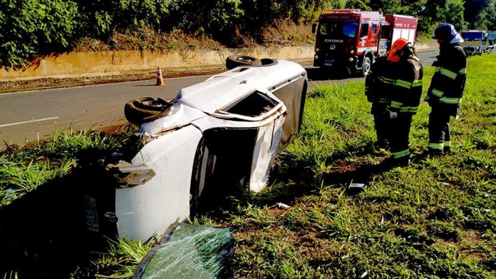 Motorista de 28 anos dribla a morte em capotamento de Saveiro na SP 563 em frente da Citroplast de Andradina
