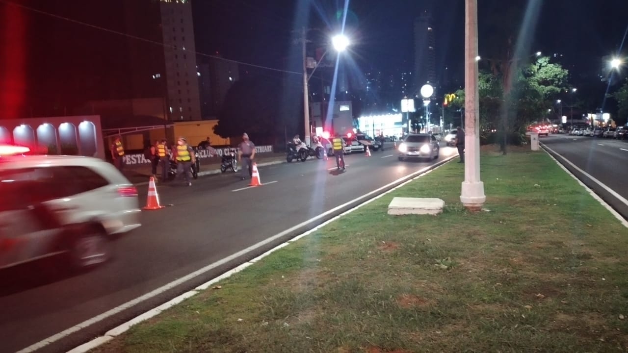 Polícia Militar de Araçatuba realizou operação nas avenidas Brasilia e Abraão Buchala e 49 pessoas são multadas
