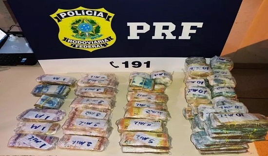 Polícia Rodoviária Federal de Água Clara prendeu dupla com meio milhão de reais em dinheiro