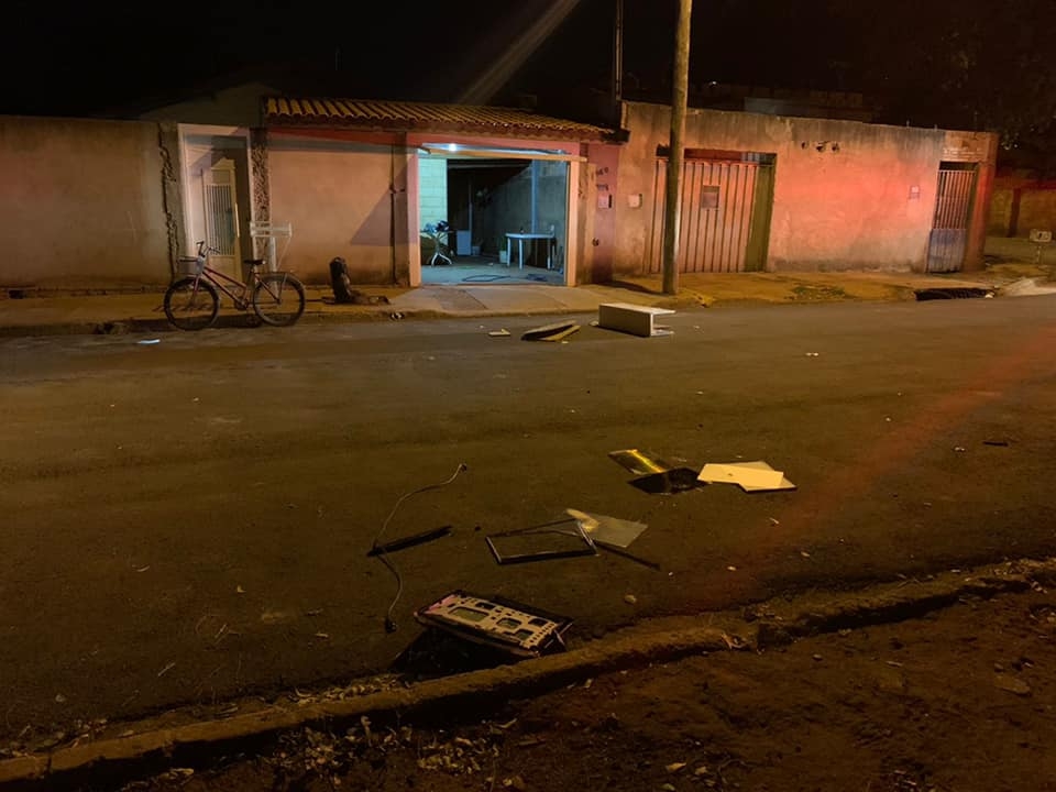 Polícia Militar de Pereira Barreto visualiza móveis e uma televisão quebrados na rua e prende indivíduo por violência doméstica