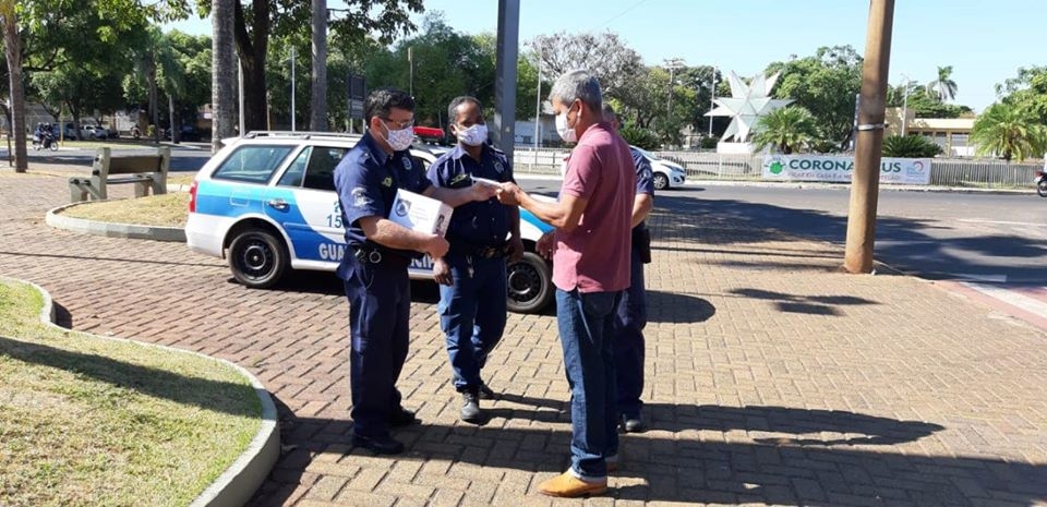 GUARDA MUNICIPAL DE ILHA SOLTEIRA DISTRIBUI ESCUDOS FACIAIS E ORIENTA A POPULAÇÃO