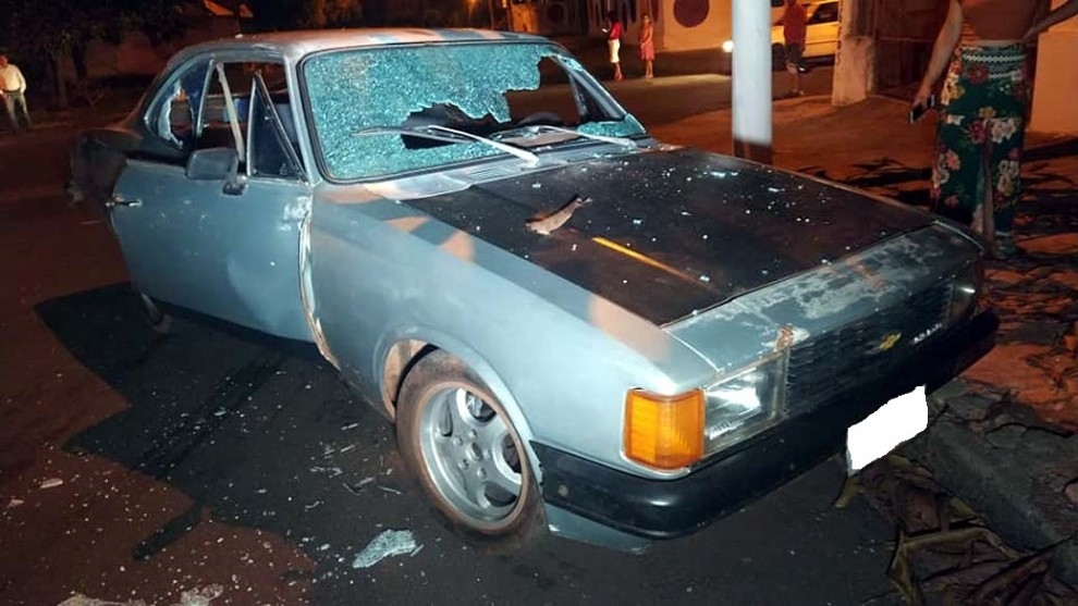 Guerra de bairros em Andradina carro é "arrebentado" no bairro Pereira Jordão