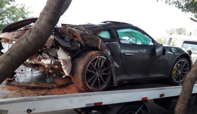 Casal fica ferido após capotar Porsche de R$ 520 mil em Birigui no fim de semana