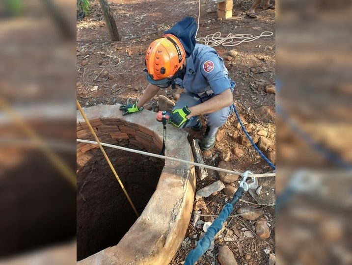 Corpo de Bombeiros de Ilha Solteira resgata idoso de um poço de mais de 10 metros de profundidade