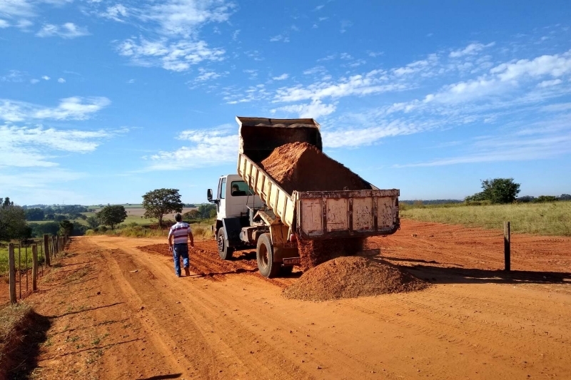 Secretaria de Obras de Penápolis executa manutenção na Estrada do Córrego Grande