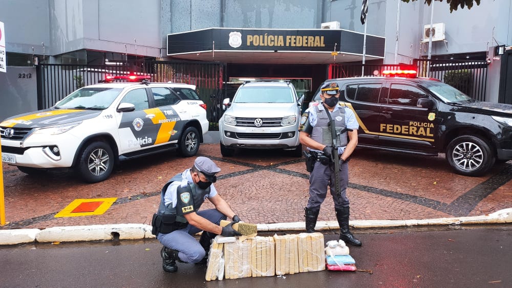 Polícia Rodoviária de Araçatuba prende dois homens e apreende 26 tijolos de maconha e 02 pacotes de skunk no bairro TV