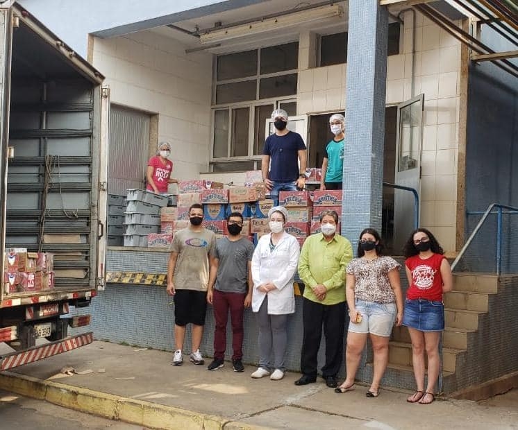Setor Juventude da Igreja Católica entrega 2.496 litros de leite para a Santa Casa de Araçatuba