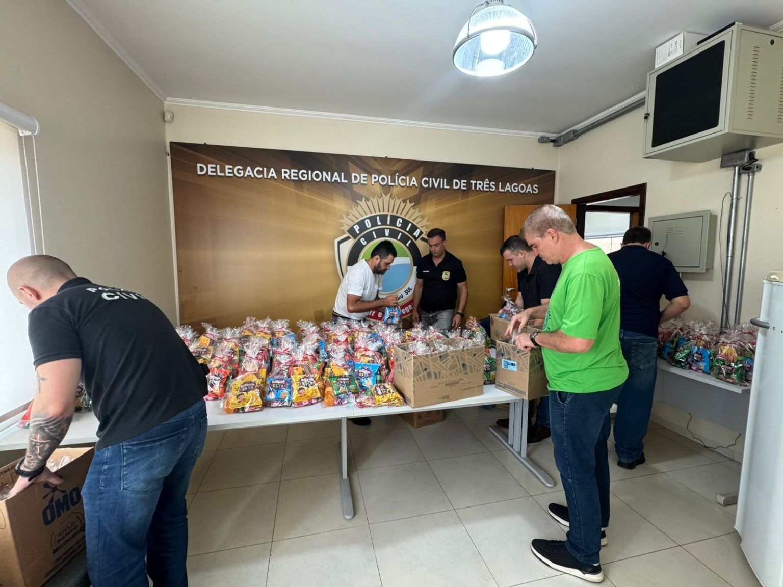 Policiais civis se reuném para promover doação de doces para crianças carentes em Três Lagoas