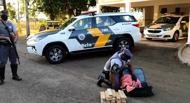 Em Andradina mulher de 18 anos ganharia 5 mil reais para entregar 21 tijolos de maconha; TOR prende em flagrante