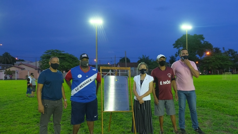 Base de grandes craques, campinho da da Vila Mineira recebe iluminação em Andradina