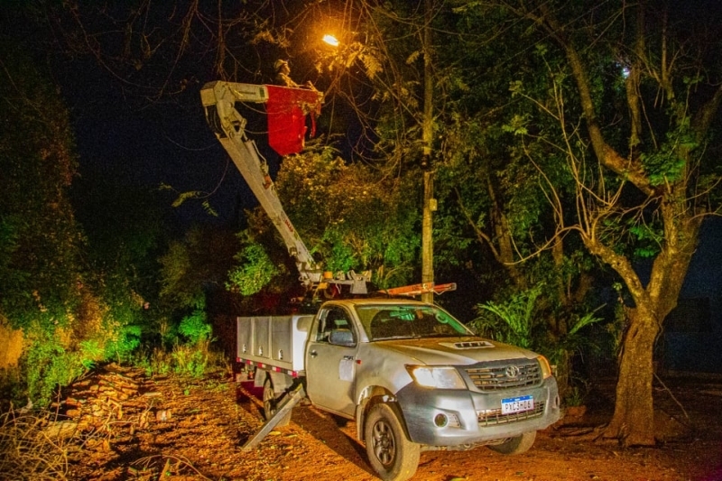 Troca de lâmpadas avança pela madrugada em Andradina