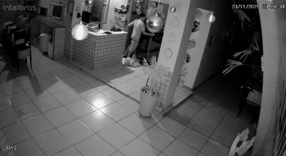 Dupla é flagrada invadindo e tentando furtar a Dogão Lanchonete em Andradina