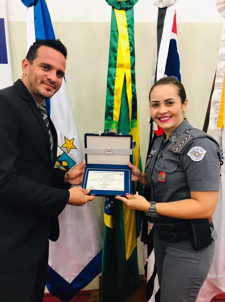 POLICIAL FEMININA RECEBE HOMENAGEM NA CÂMARA DE VEREADORES DE ANDRADINA