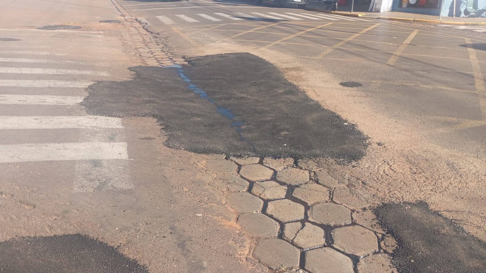REPARO NO ASFALTO É REALIZADO NA RUA PAULO MARIN ESQUINA COM AVENIDA BANDEIRANTES EM ANDRADINA