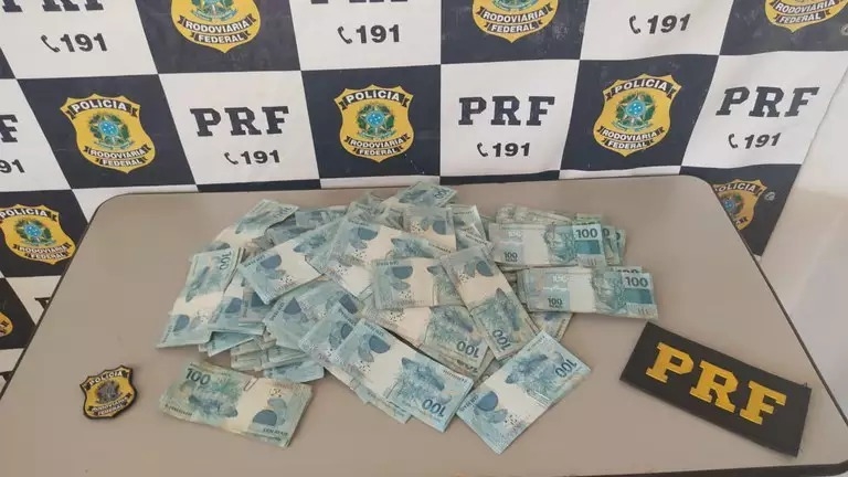 Polícia Rodoviária Federal de Água Clara encontra R$ 120 mil em veículo e prende dono por lavagem de dinheiro