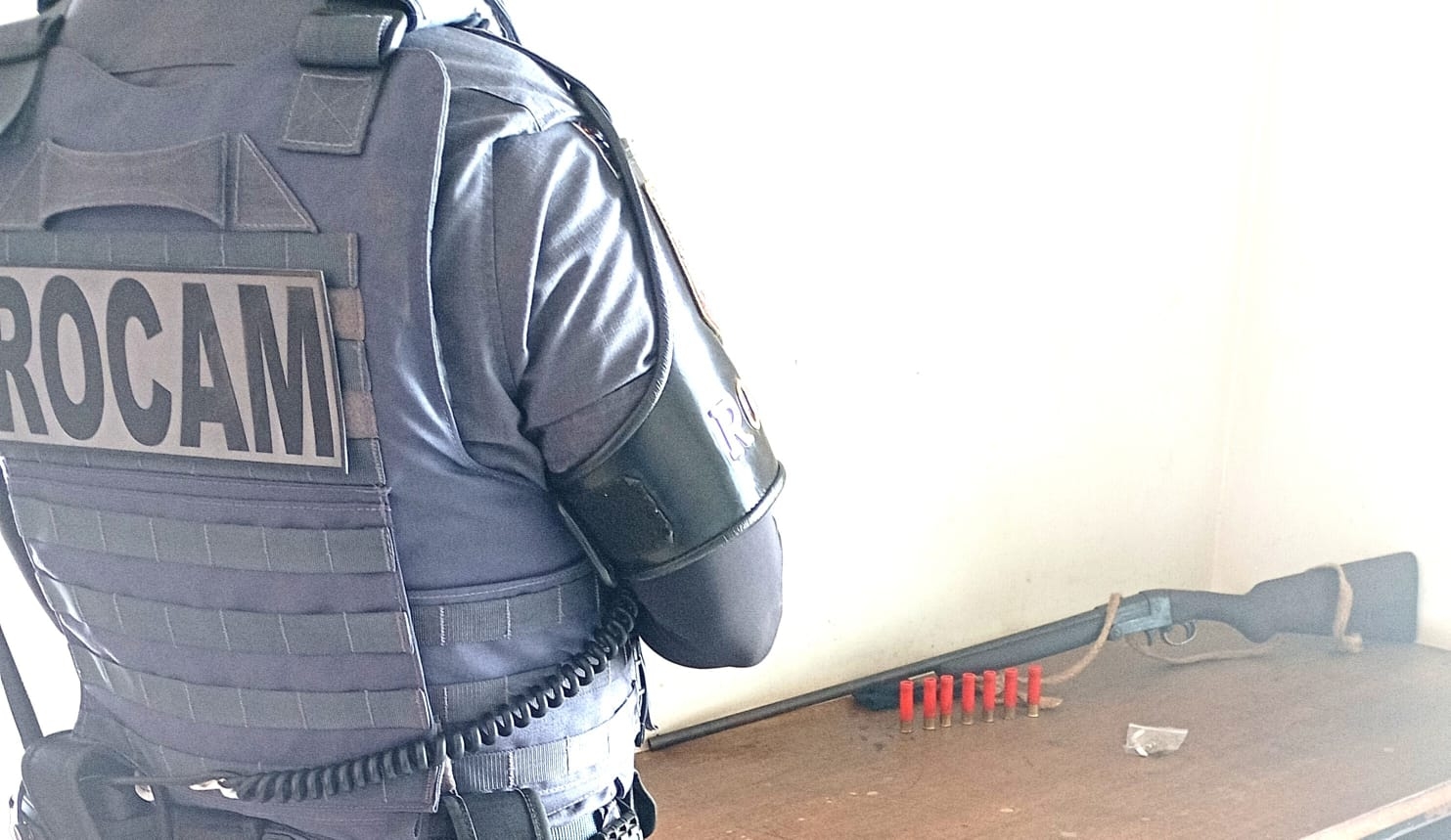 HOMEM É PRESO PELA ROCAM POR POSSE IRREGULAR DE ARMA DE FOGO E PORTE DE DROGAS EM BIRIGÜI