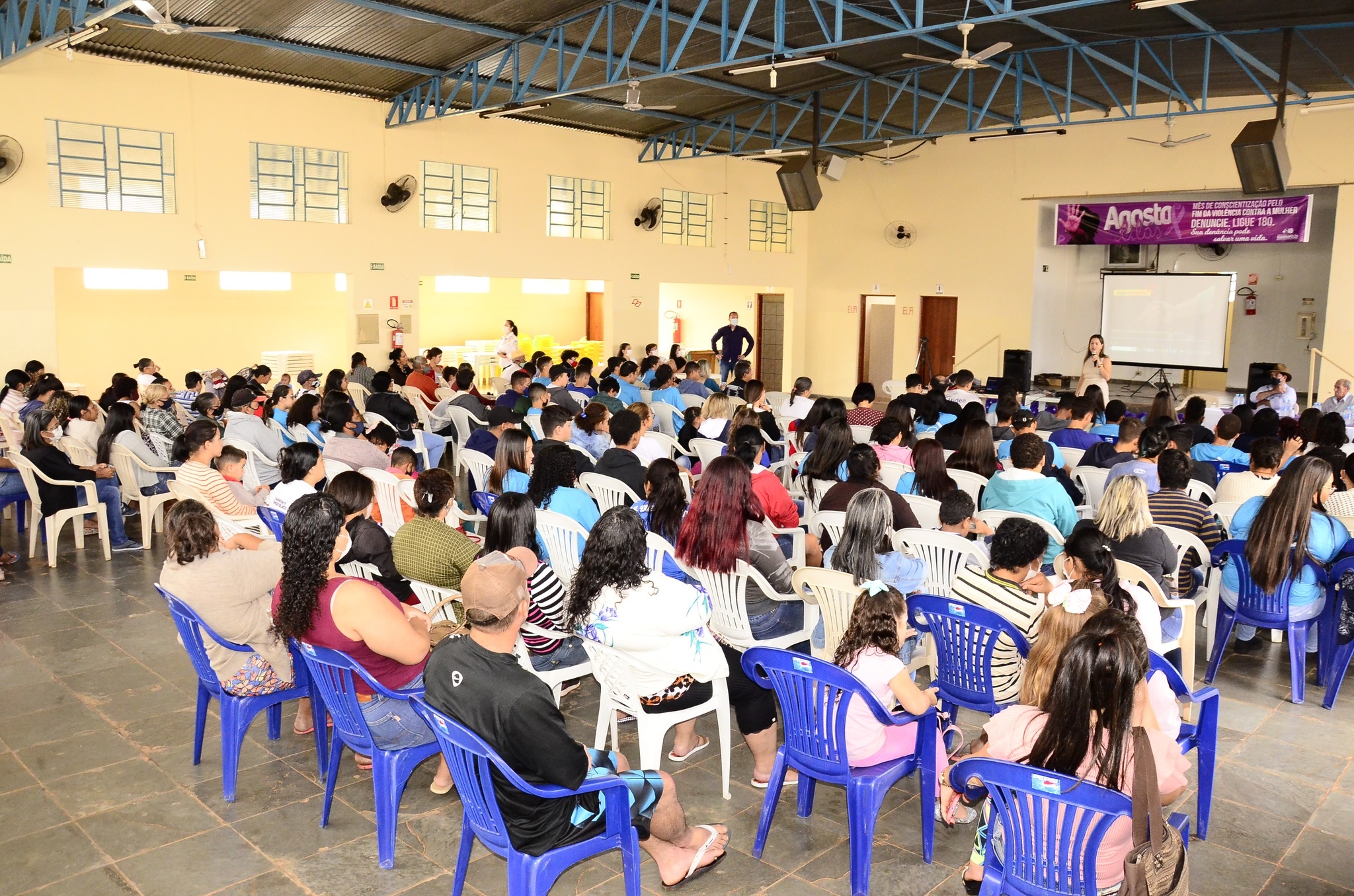 DELEGADA DE PEREIRA BARRETO REALIZA PALESTRA SOBRE VIOLÊNCIA CONTRA A MULHER EM SUZANÁPOLIS