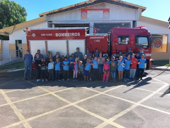 Crianças de Monte Castelo visitam o Corpo de Bombeiros de Dracena