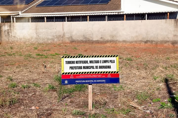 PREFEITURA DE ANDRADINA JÁ LIMPOU TERRENOS SUJOS.  A CONTA VAI PARA OS PROPRIETÁRIOS