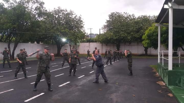 POLÍCIA MILITAR MINISTRA INSTRUÇÃO DE DEFESA COM BASTÃO TONFA AO TIRO DE GUERRA DE DRACENA