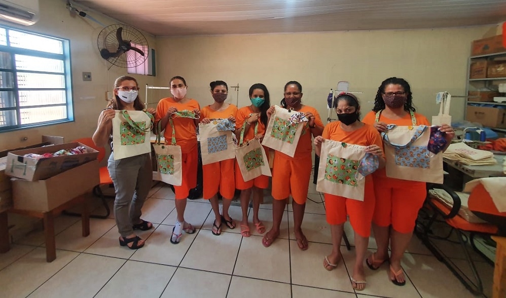 Em Três Lagoas, reeducandas confeccionam kits lúdicos para crianças internadas no Hospital Auxiliadora