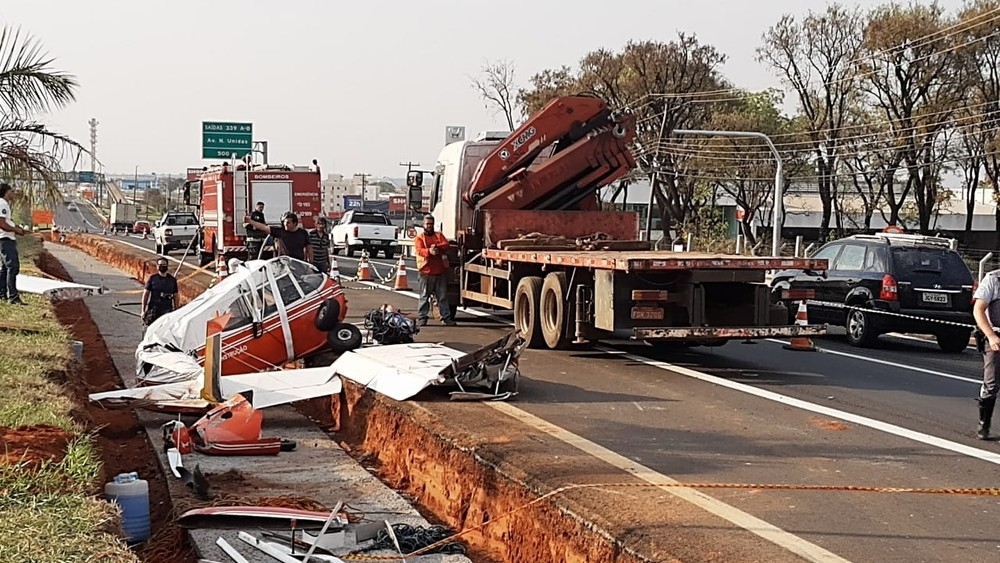 Avião de pequeno porte cai na rodovia Marechal Rondon em frente à base da Polícia Rodoviária em Bauru