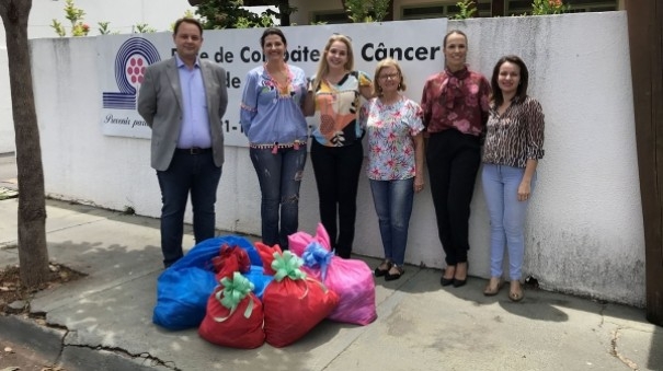 Rede de Combate ao Câncer de Adamantina recebe toucas infantis, turbantes e tiaras feitos por reeducandas da PF de Tupi Paulista