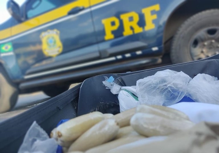PRF prende passageiro de ônibus com 775 gramas de crack em Três Lagoas