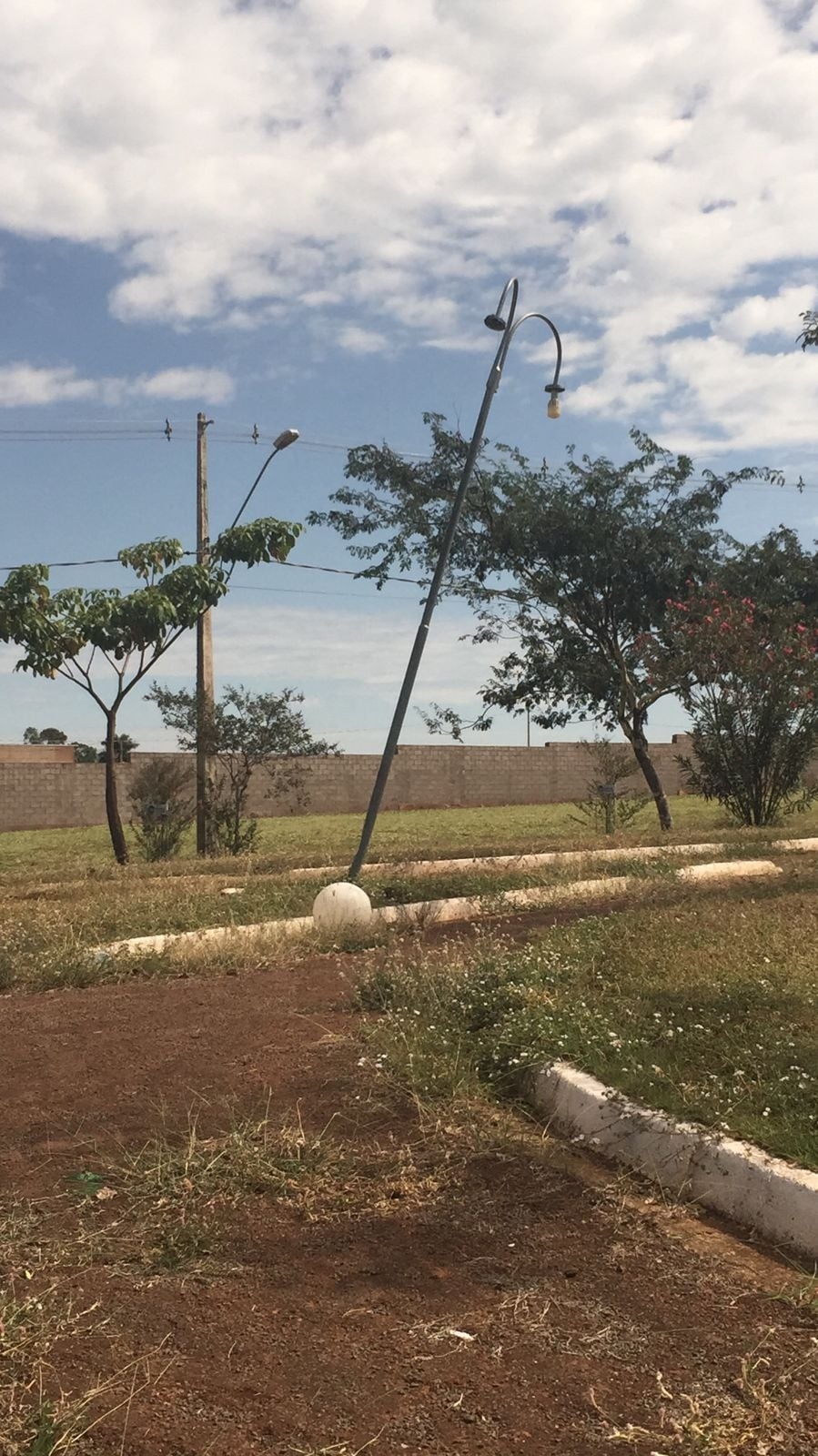 EM ANDRADINA PROLONGAMENTO DA AVENIDA GUANABARA DEPOIS DA RONDON É TERRA "ARRASADA"