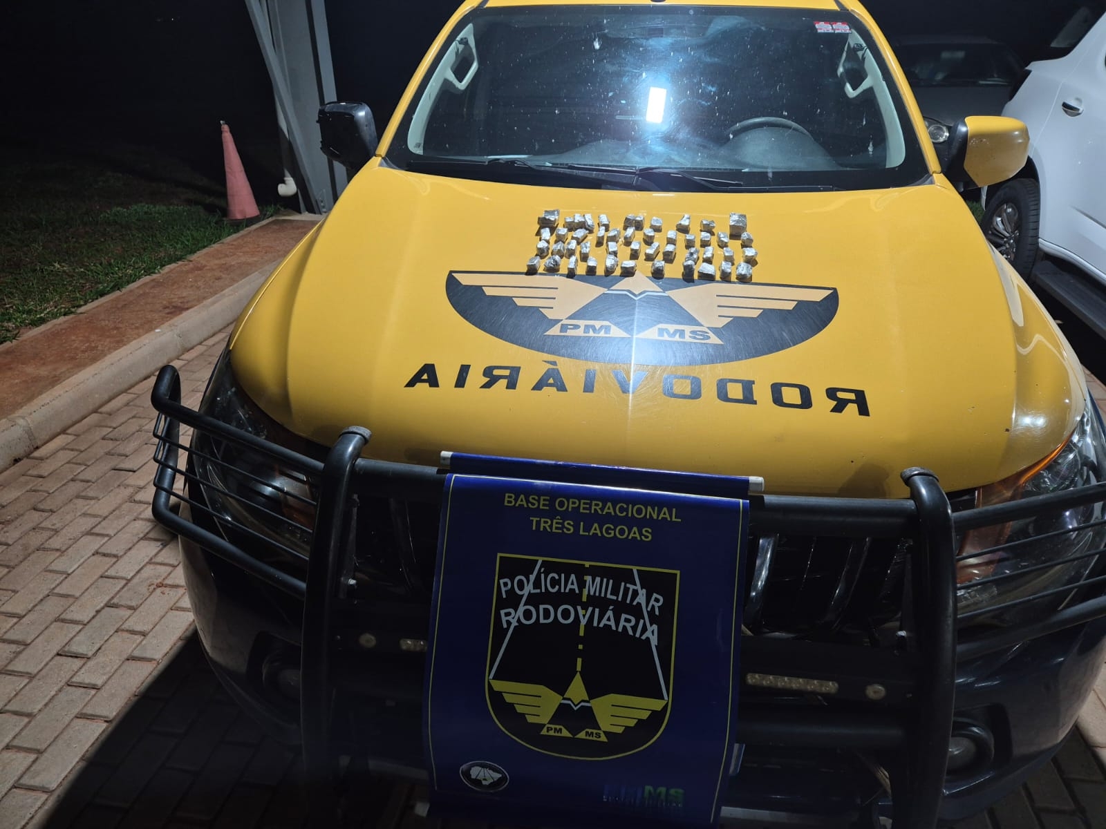 Polícia Rodoviária Estadual de Três Lagoas prendeu traficante com drogas em blusa de frio na rodovia MS 112