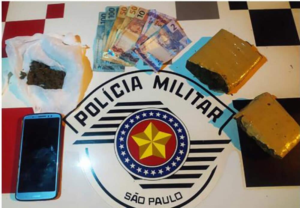 Força Tática prende mecânico no flagra vendendo droga a dois usuários em Andradina