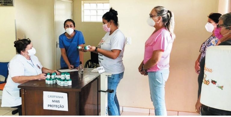 Braúna distribui vitaminas e Ivermectina à população e afirma que não é para Covid