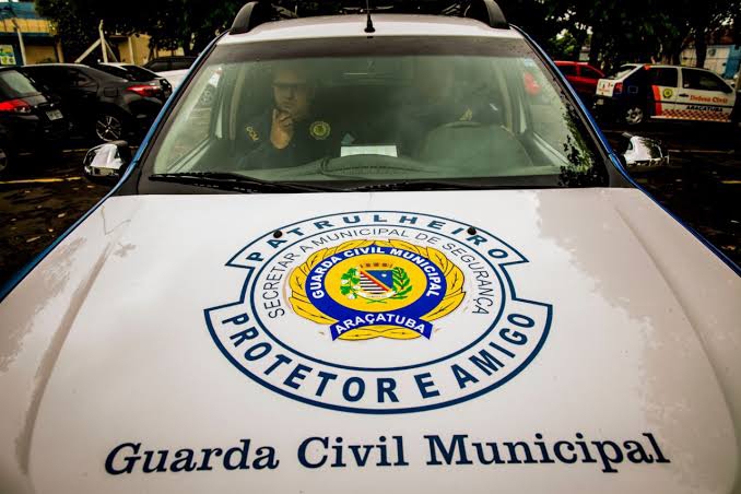Homem é preso por embriaguez após jogar carro em viatura da GCM e bater em muro de cemitério em Araçatuba