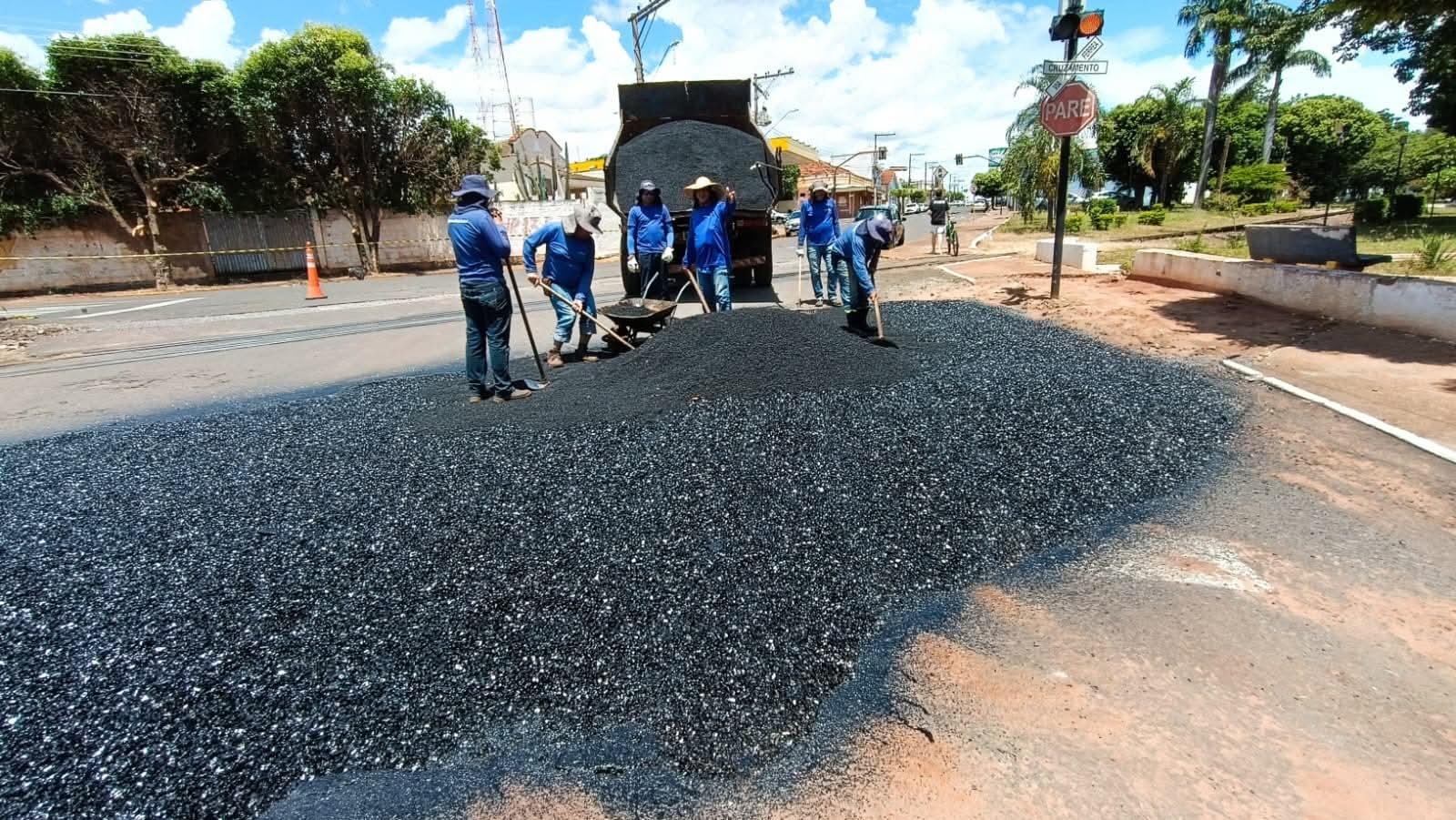 PREFEITURA DE ANDRADINA ALARGA PASSAGEM DE NÍVEL NA AVENIDA BARÃO DO RIO BRANCO