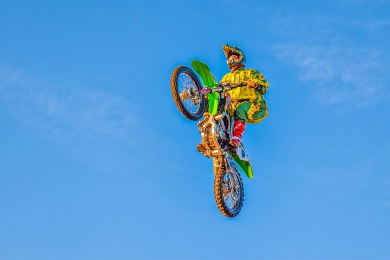 107 ANOS DE TL – Show de acrobacias de motos acontece nesta quarta e quinta-feira (15 e 16)