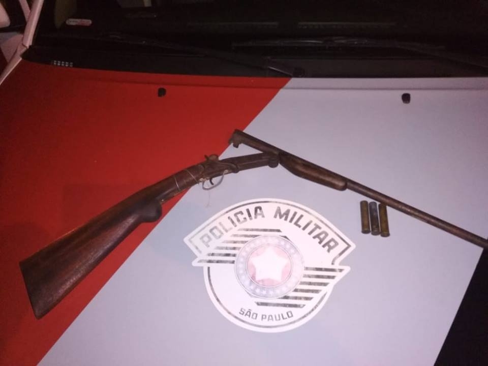 Força Tática de Andradina prende "Dida" na Vila Mineira com 01 espingarda, 2 revólveres e 3 tijolos de maconha
