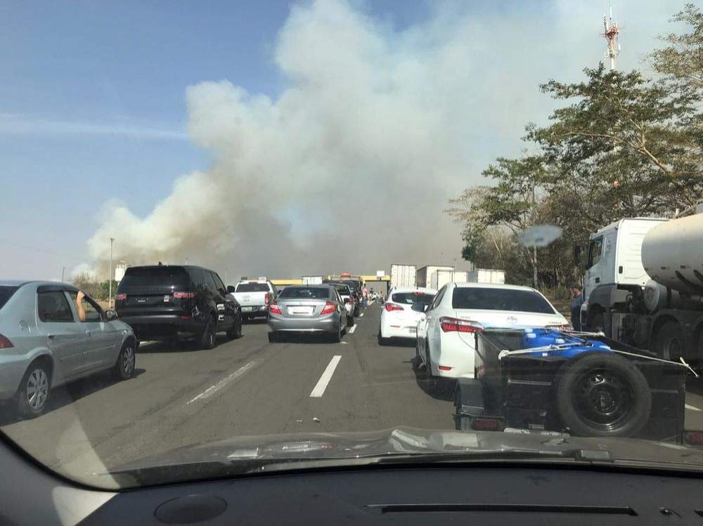 Incêndio e fumaça interditam a Rodovia Marechal Rondon em Glicério