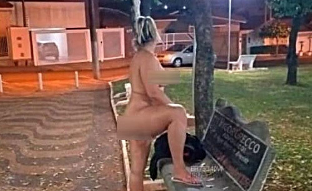 Mulher nua faz ensaio sensual em praça pública de Andradina