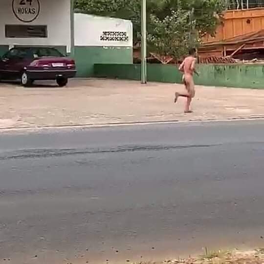 Homem é flagrado correndo nú na cidade de Penápolis